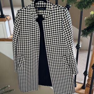 Tahari Houndstooth Trench Coat in Black and White